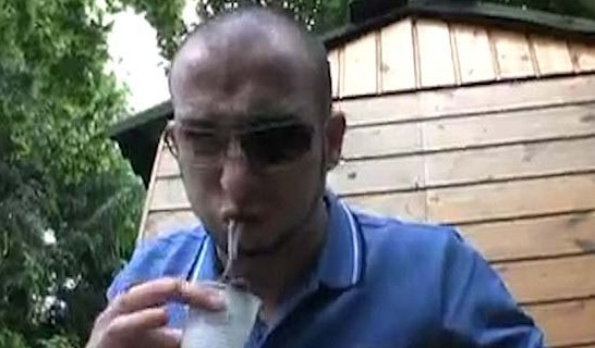 法国男子活吞1000只蚯蚓 喝啤酒冲下肚