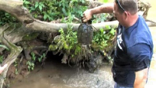 男子钓鱼发现奇怪岩洞 伸手进去后惊喜若狂