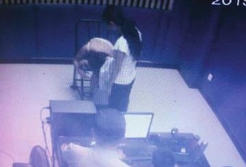 女子酒后KTV内大吵大闹 派出所上演脱衣秀