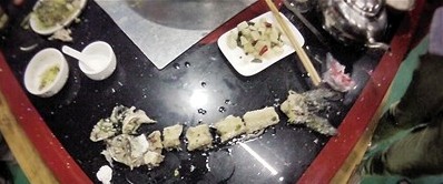 怀疑称好的草鱼被掉包 食客现场拼起了鱼骨头