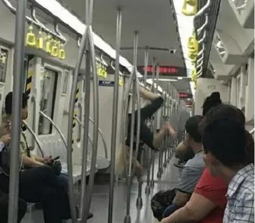 洋妞天津地铁2号线上跳钢管舞 全车人看傻