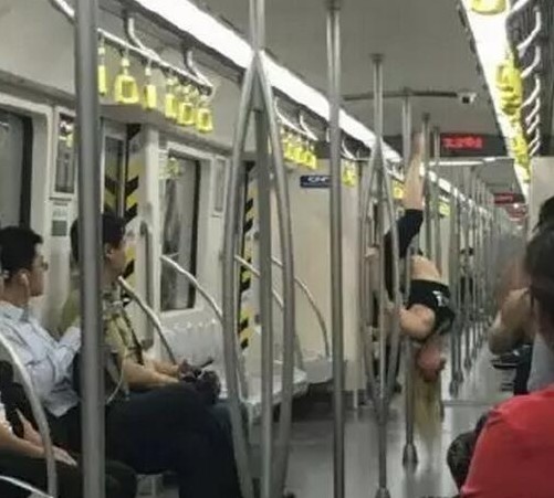 洋妞天津地铁2号线上跳钢管舞 全车人看傻