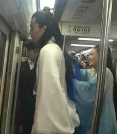 洋妞天津地铁2号线上跳钢管舞 全车人看傻