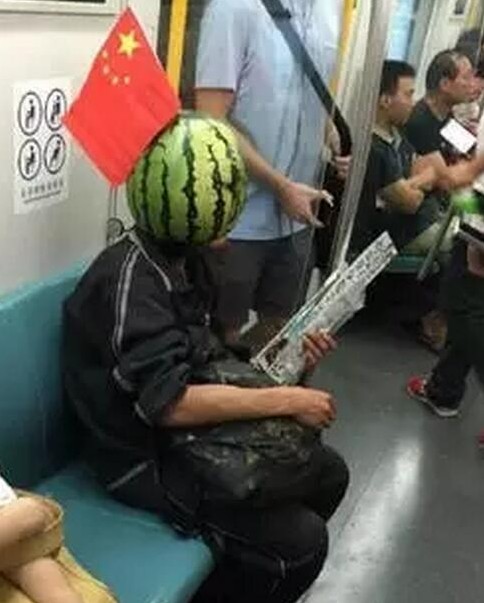 洋妞天津地铁2号线上跳钢管舞 全车人看傻