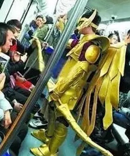 洋妞天津地铁2号线上跳钢管舞 全车人看傻