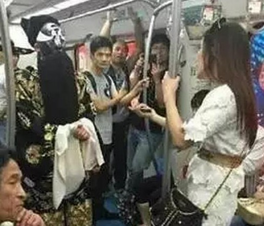 洋妞天津地铁2号线上跳钢管舞 全车人看傻