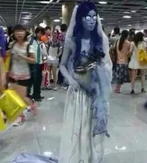 洋妞天津地铁2号线上跳钢管舞 全车人看傻