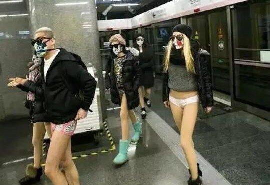 洋妞天津地铁2号线上跳钢管舞 全车人看傻