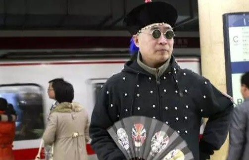 洋妞天津地铁2号线上跳钢管舞 全车人看傻