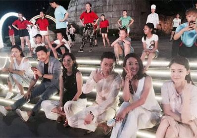 网传牛莉冯巩跳广场舞